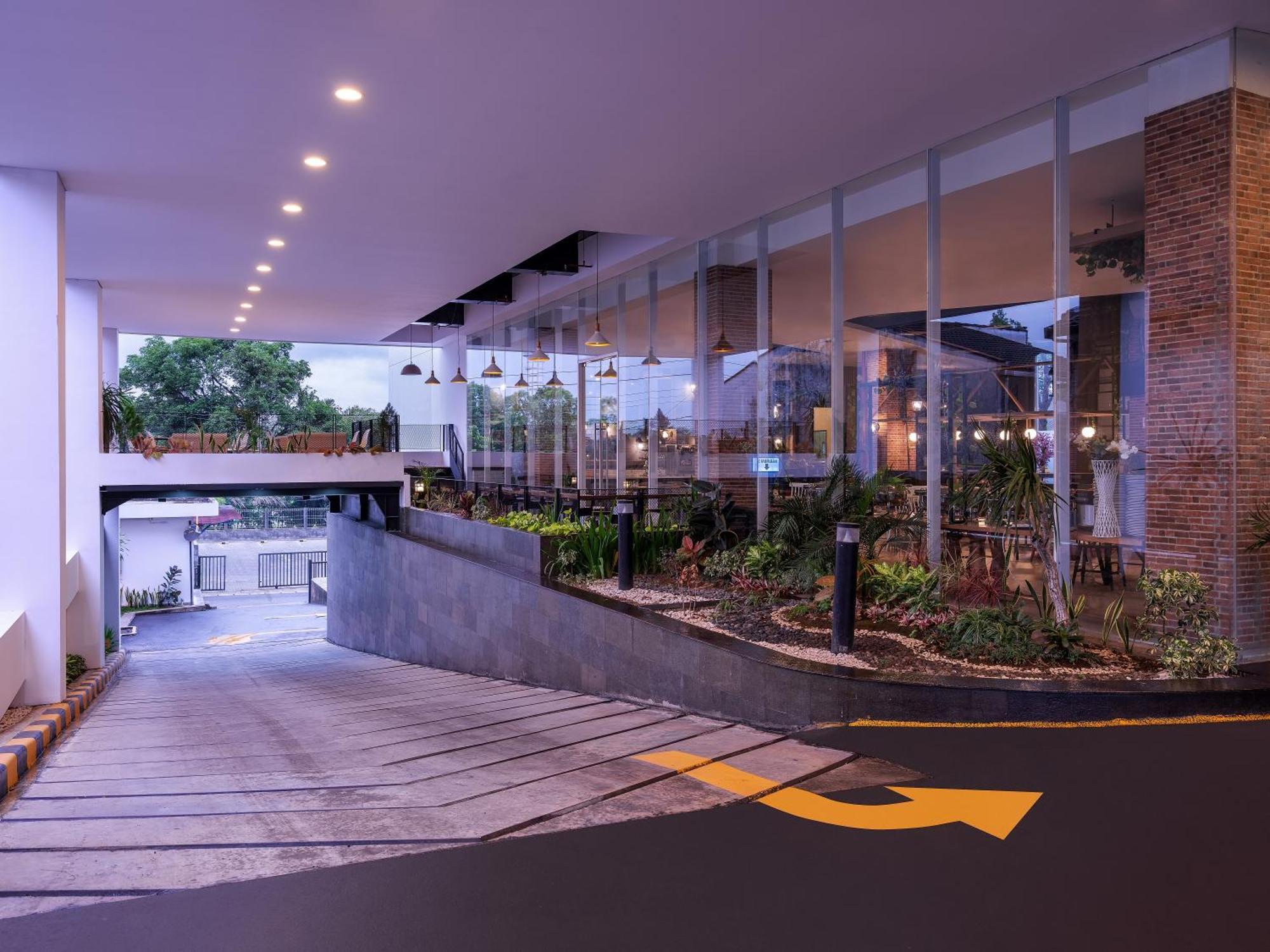 Luminor Hotel Purwokerto By Wh Екстер'єр фото